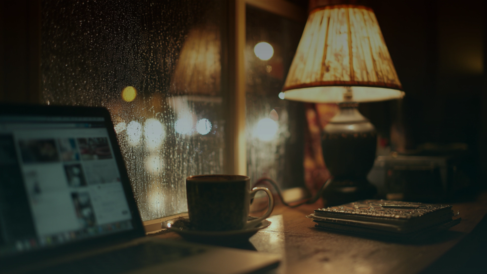 Hombre caminando solo bajo la lluvia en una calle empedrada de un pueblo español
