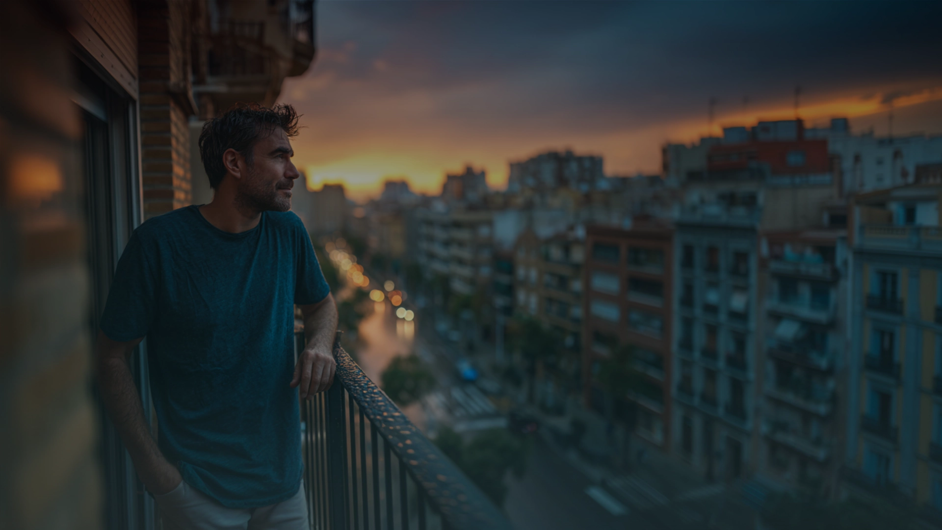 Hombre caminando solo bajo la lluvia en una calle empedrada de un pueblo español