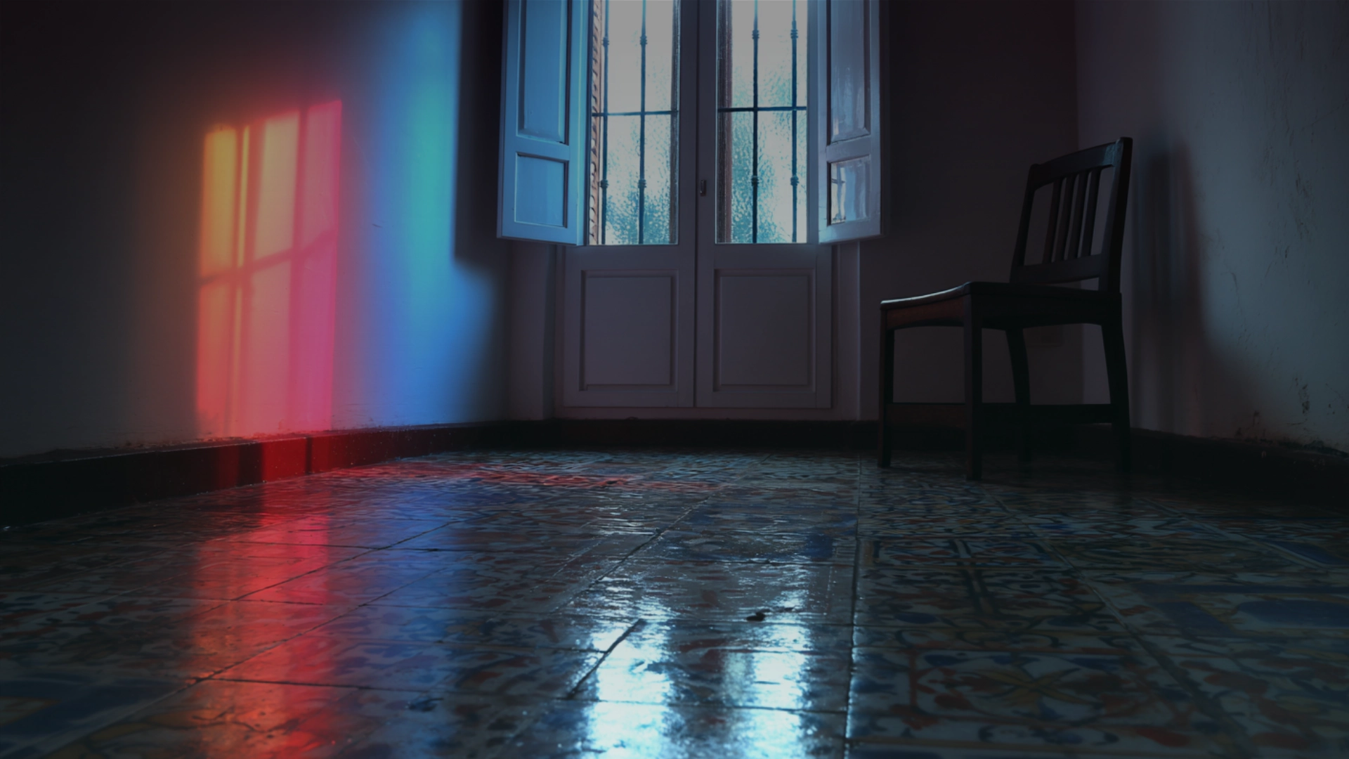 Hombre caminando solo bajo la lluvia en una calle empedrada de un pueblo español